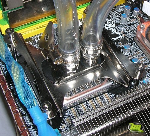 Водоблок Thermalright XWB-01 установлен на материнскую плату DFI