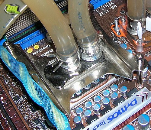 Водоблок Thermalright XWB-01 установлен на материнскую плату MSI X58