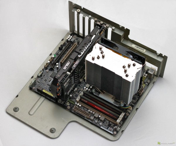 AMD Entertainment Memory PC3-12800 AE34G1609U2 (1600 МГц, 9-9-9-27-1Т, 1,5 В)