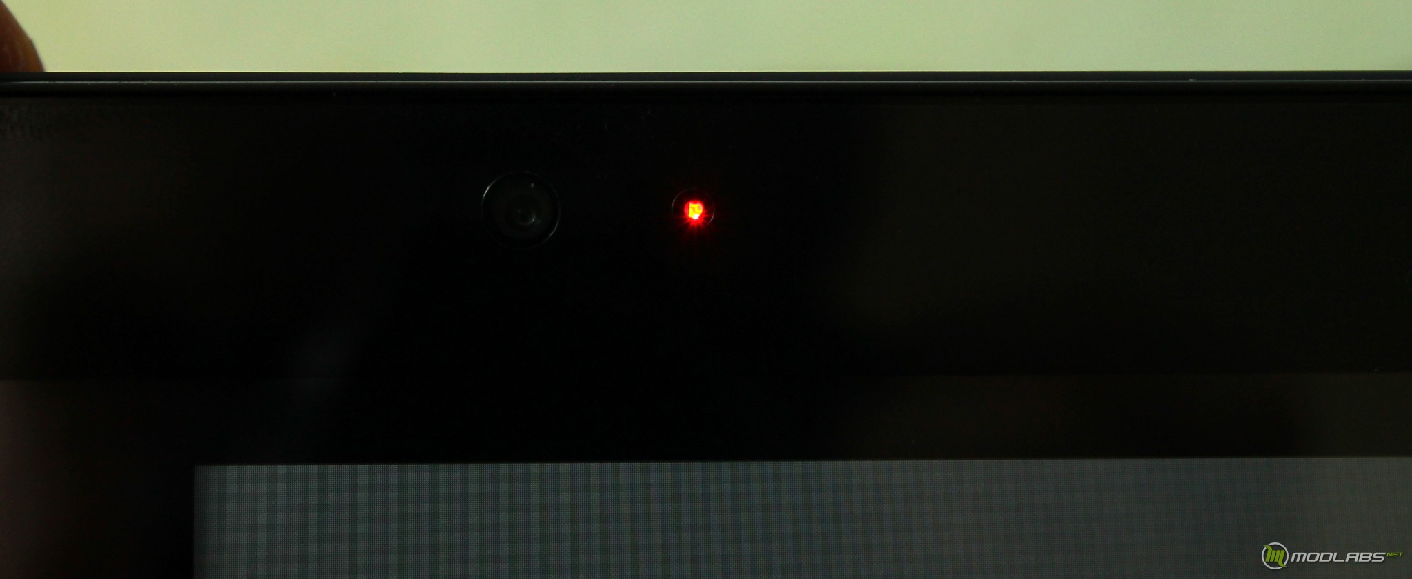 Красная кнопка телевизора мигает. Красные точки на экране телевизора. Красные мерцающие точки на мониторе. Красная лампочка на телевизоре. Камера с красной точкой.