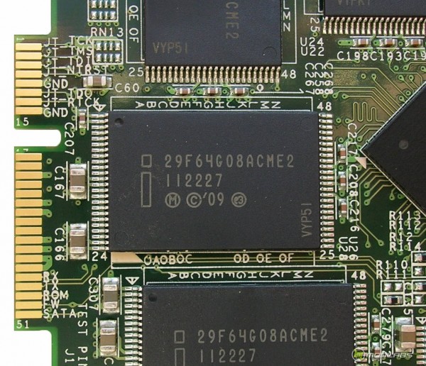 Intel 29F64G08ACME2 25-nm synchronous NAND-flash