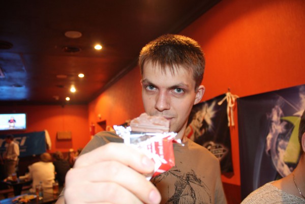К MSI на огонёк зашёл главный редактор Overclockers.ru. Нас он поздравлял. И шоколадкой угощал