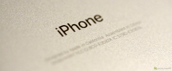 Название iPhone на обратной стороне iPhone 7 Plus